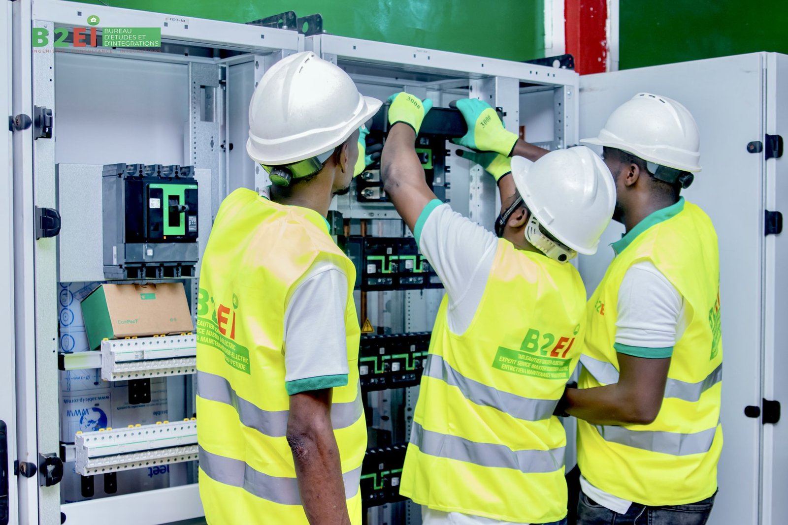 Équipe B2EI réalisant un contrôle sur tableau électrique