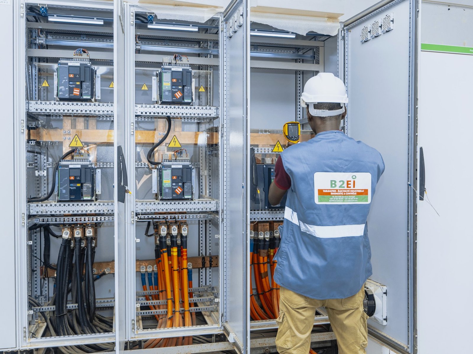 Inspection d'une armoire électrique industrielle